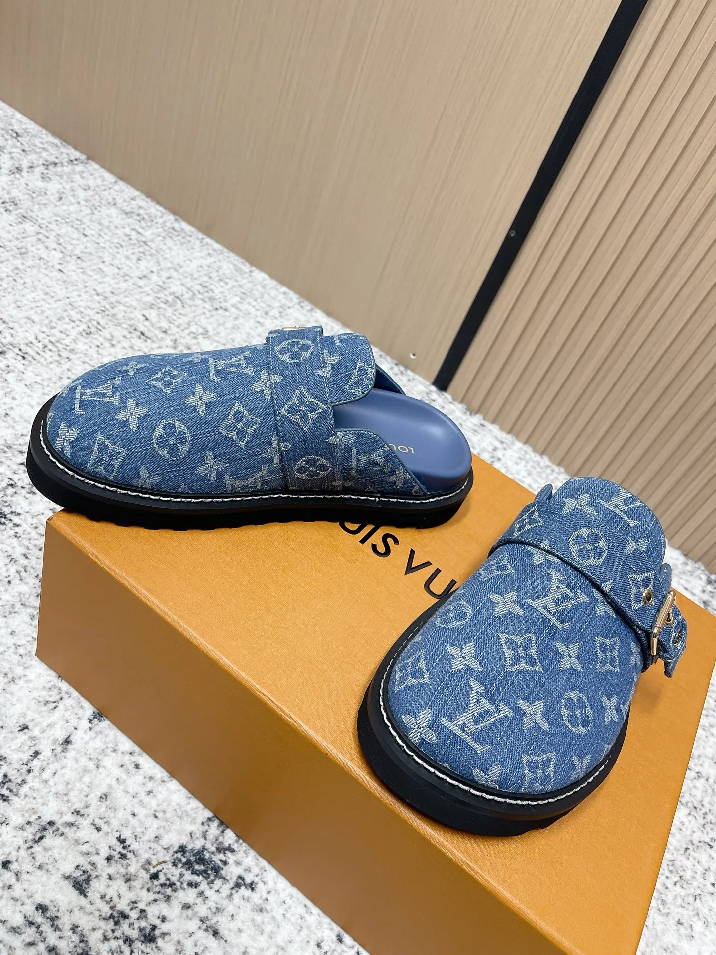 [L Family] P: 460💰 Size: 35-46 (female 40.41, male 45 46 custom-made) Top version Louis vuitton Lv new couple Birkenstock slippers. Cute and cute, not too good on the feet. Simple and high-end slingback design. Ready to wear and go. Good news for lazy people. Imported cowhide leather upper/imported old calico. Original hardware buckle, original molded high-density foam outsole.